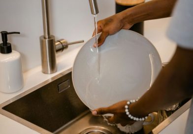 Ahorrá agua: los consejos fáciles de aplicar para no derrochar cuando lavás los platos, en el baño y cuando regás las plantas