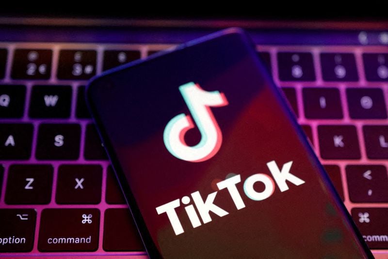 TikTok enfrenta posibles acciones de la Comisión Europea por incumplimiento de normas de usuario REUTERS/Dado Ruvic/Illustration/File Photo