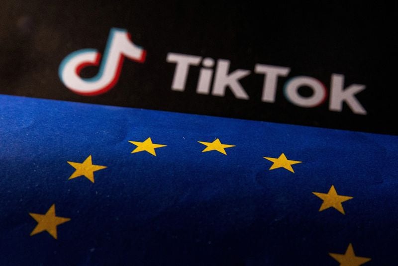 FOTO DE ARCHIVO. Imagen de ilustración de la bandera de la UE y el logo de TikTok. 2 de junio de 2023. REUTERS/Dado Ruvic