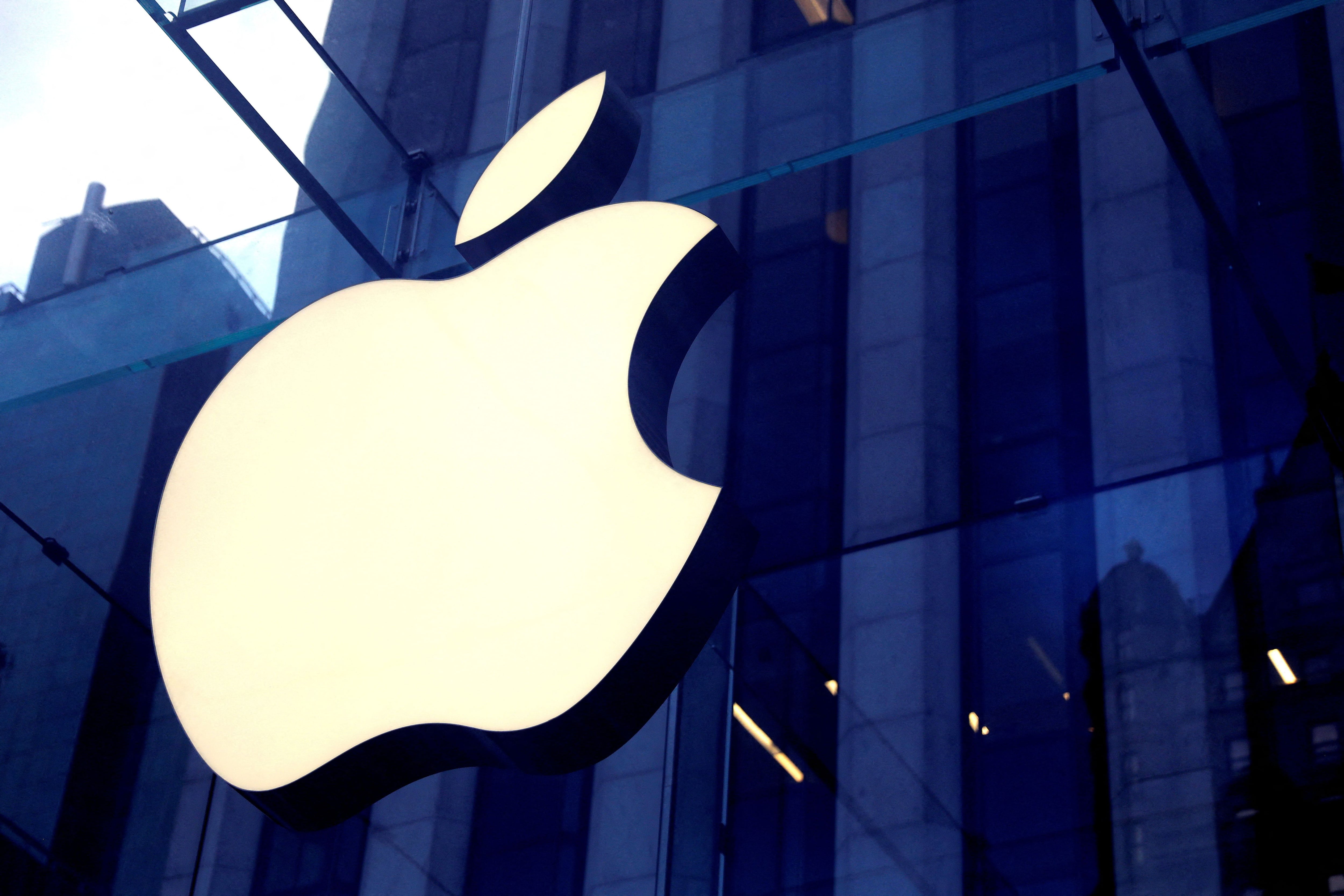 Apple se ha visto en apuros recientemente, enfrentando una ola de despidos como consecuencia de la cancelación de varios proyectos importantes. (REUTERS/Mike Segar)