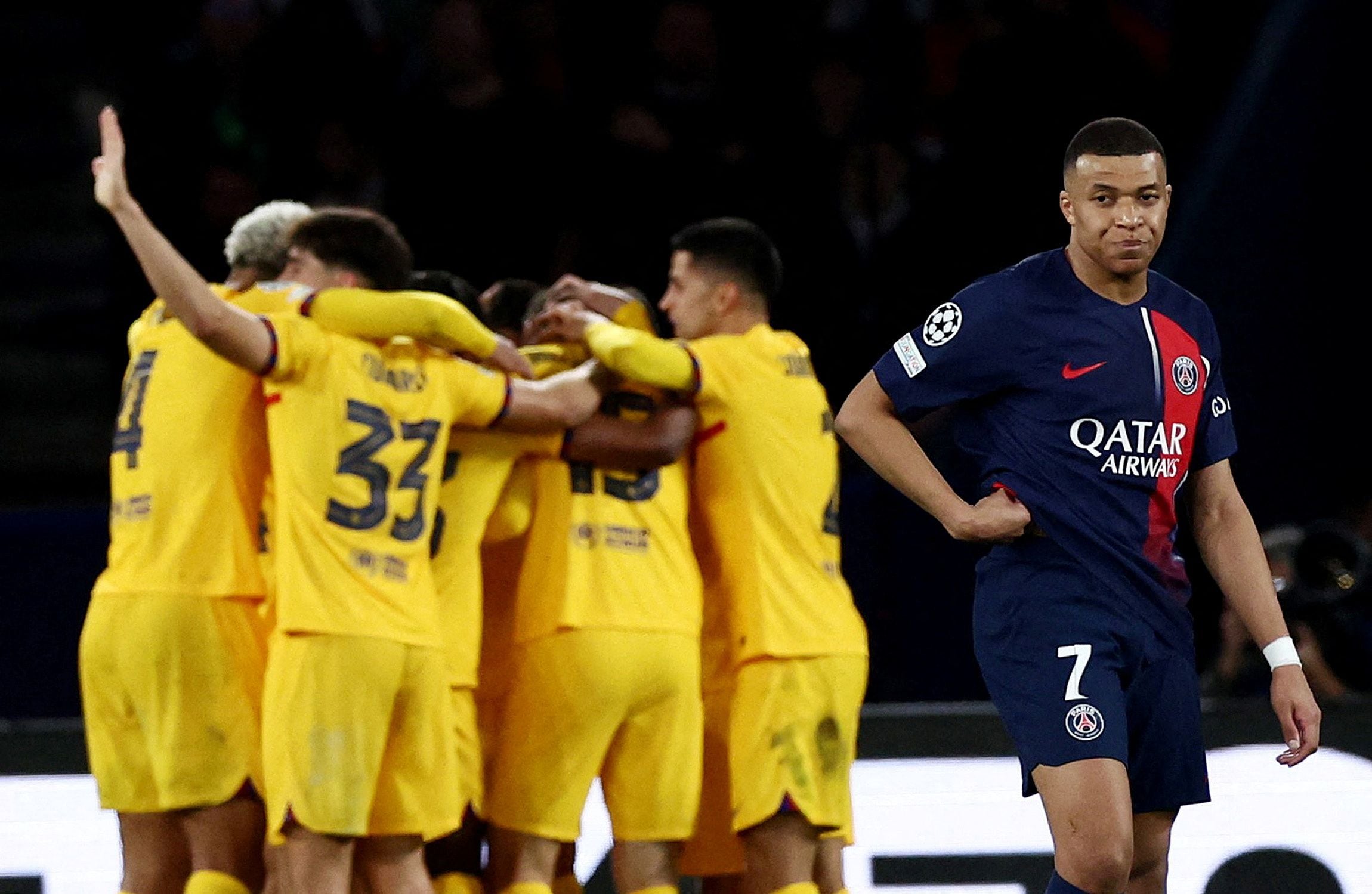 Los jugadores del Barcelona celebran el triunfo en París mientras Mbappé sale de escena