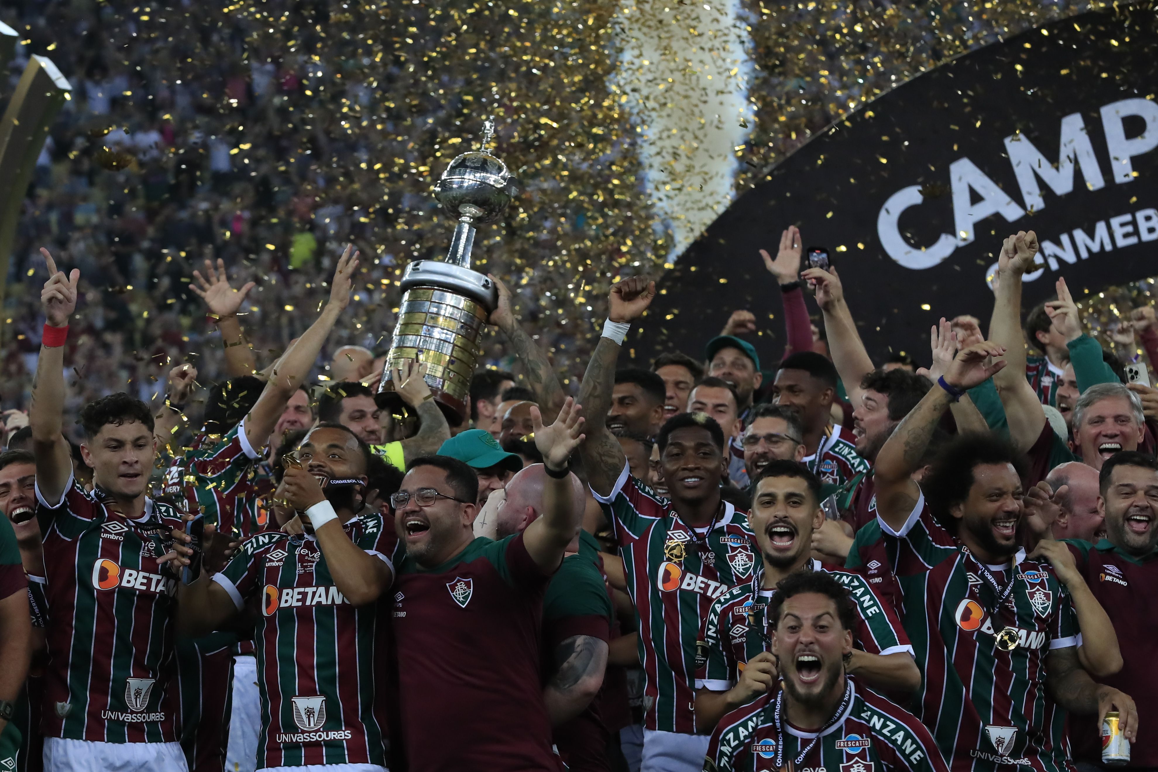 Jugadores de Fluminense levantan el trofeo tras ganar la final de la Copa Libertadores. Foto de archivo. EFE/ Andre Coelho 