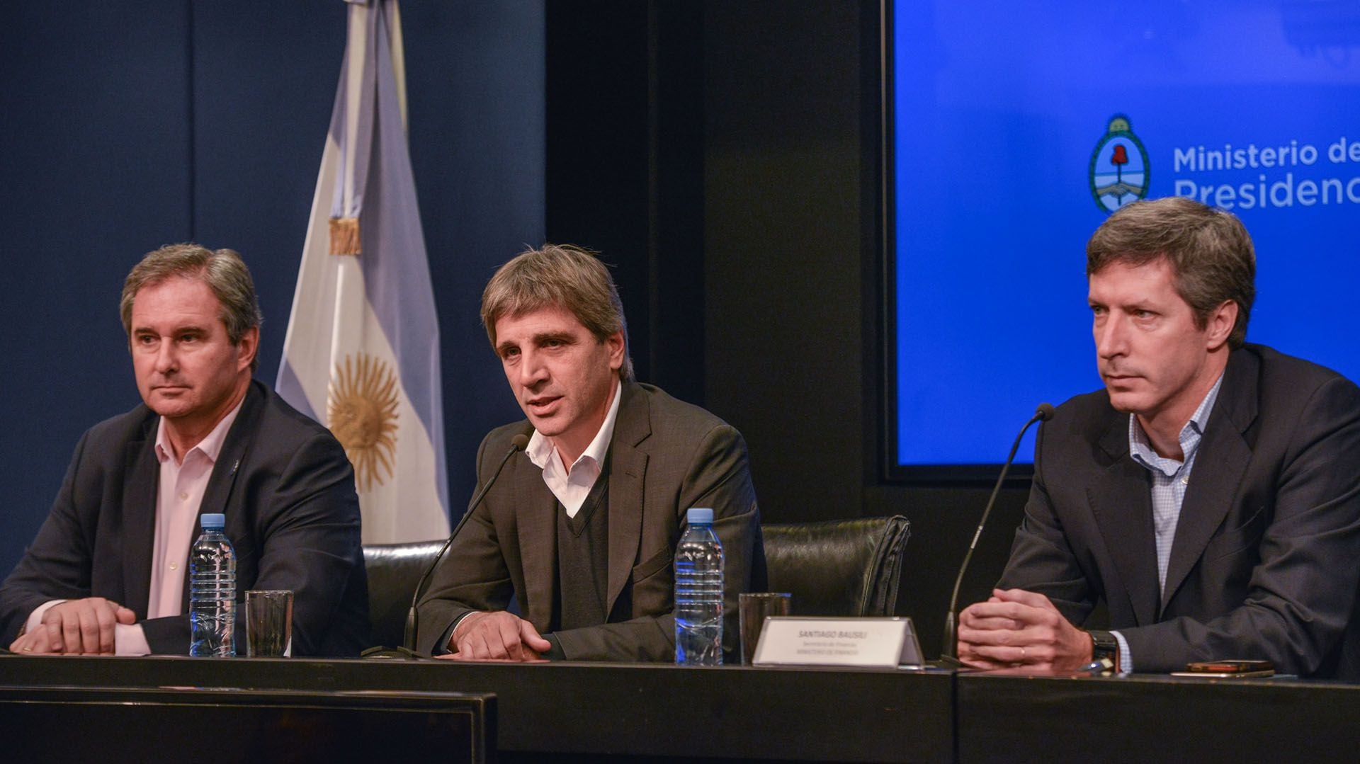 Luis Caputo, Pablo Quirno y Santiago Bausil (Prensa Finanzas)