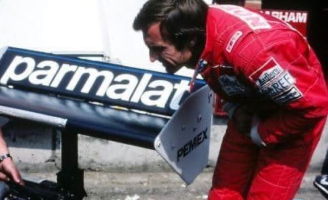 Reutemann observando al Brabham BT 49 de Piquet. El Lole sabía de que era irrisorio (@F1Tornello)
