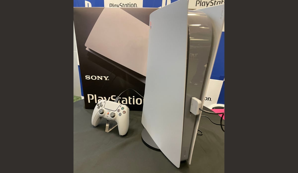 La PS5 personalizada se caracteriza por llevar los colores distintivos de la primera consola de la compañía, ofreciendo un toque de nostalgia a los seguidores más acérrimos de PlayStation. (@InstallBase)