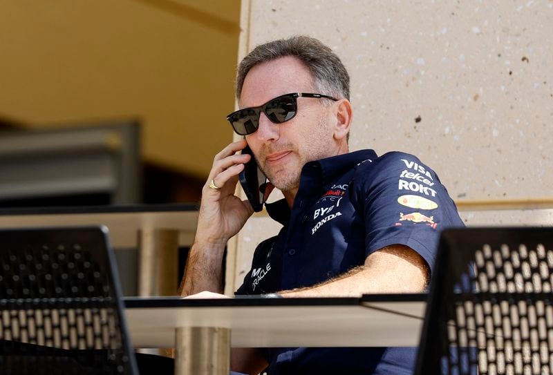 El jefe de la escudería Red Bull de la Fórmula 1, Christian Horner, habla por teléfono antes del Gran Premio de Baréin en el circuito de Sakhir, Baréin en febrero de 2024 (REUTERS/Rula Rouhana)