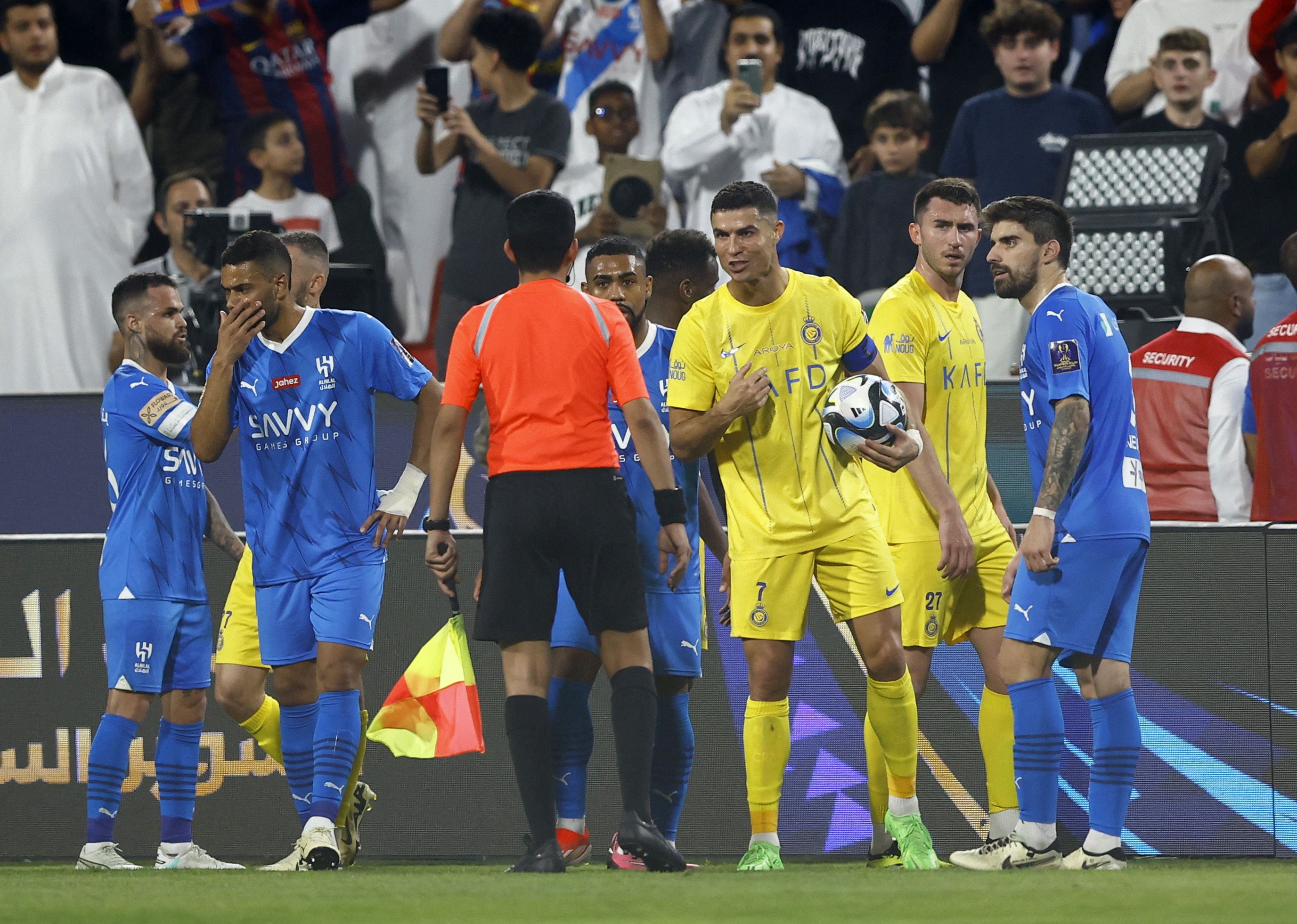 El público del Al Hilal, y varios de sus futbolistas se burlaron de Cristiano Ronaldo. Los jugadores se rieron, mientras la gente le gritaba "Messi, Messi" (REUTERS/Rula Rouhana)