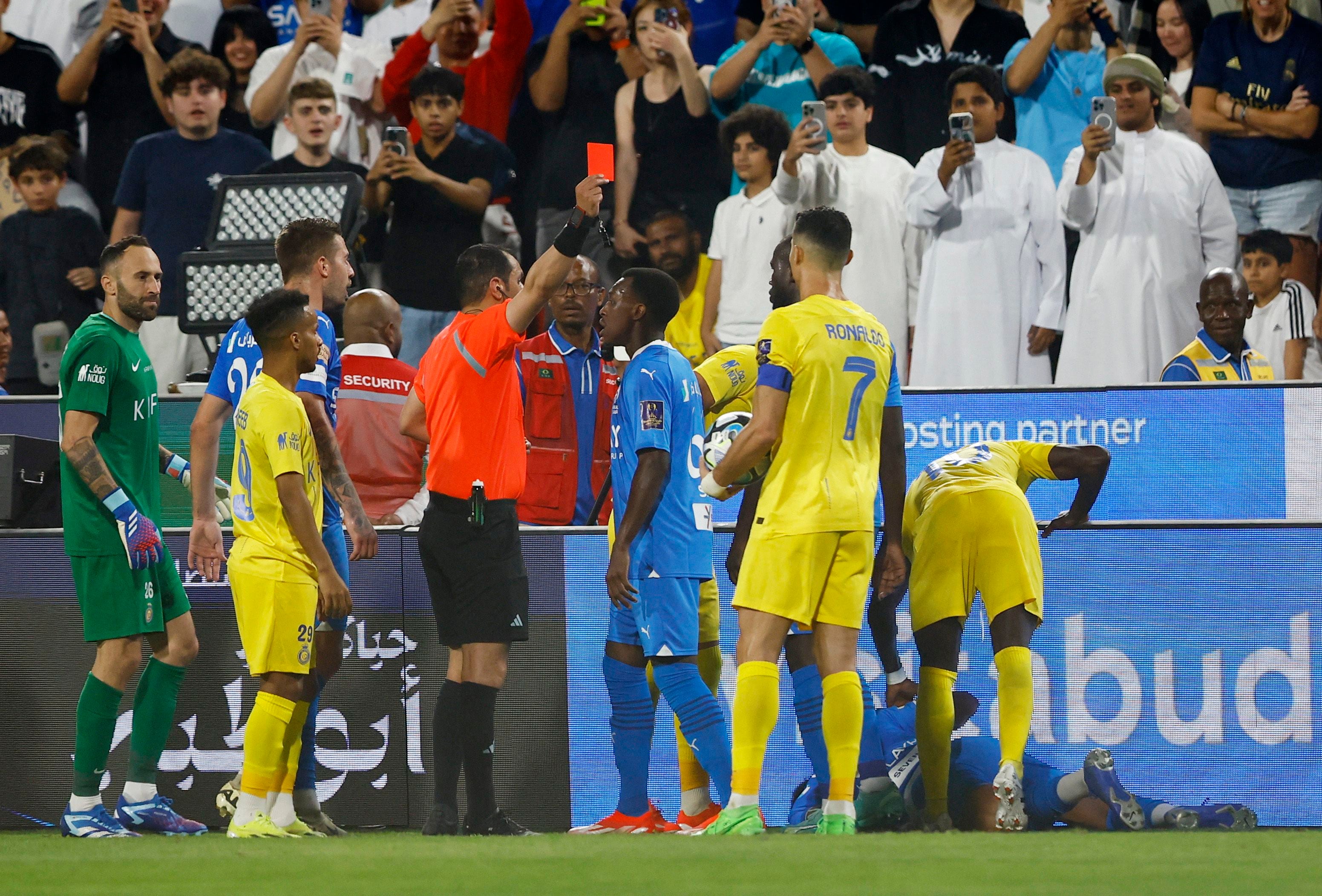 El momento en el que Cristiano Ronaldo recibe la roja. Una imagen que recorre el mundo (REUTERS/Rula Rouhana)