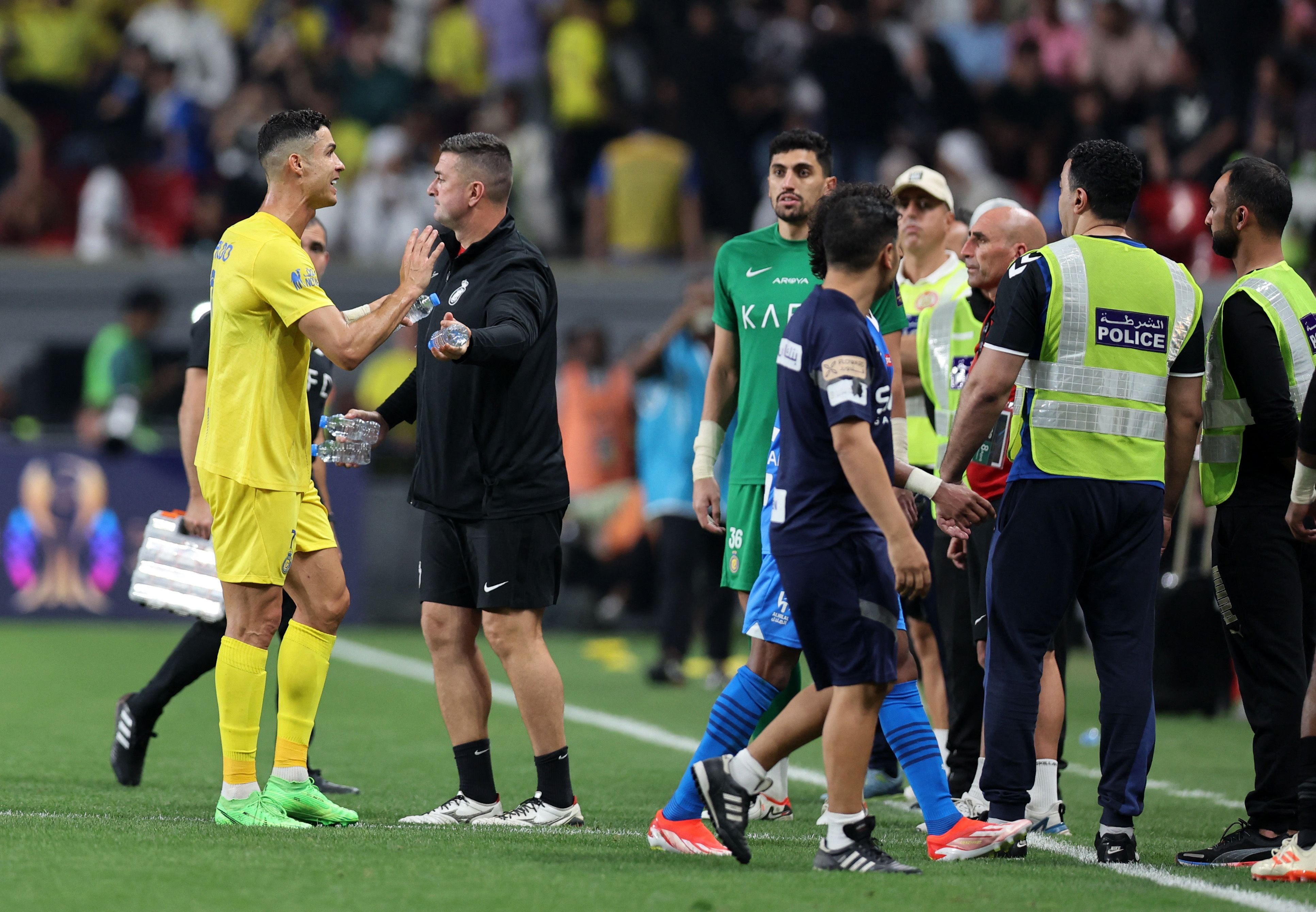 Al cabo de los primeros 45 minutos, Cristiano Ronaldo reacciona y su compañero, Raghed al Najjar, lo mira (REUTERS/Cadena) 