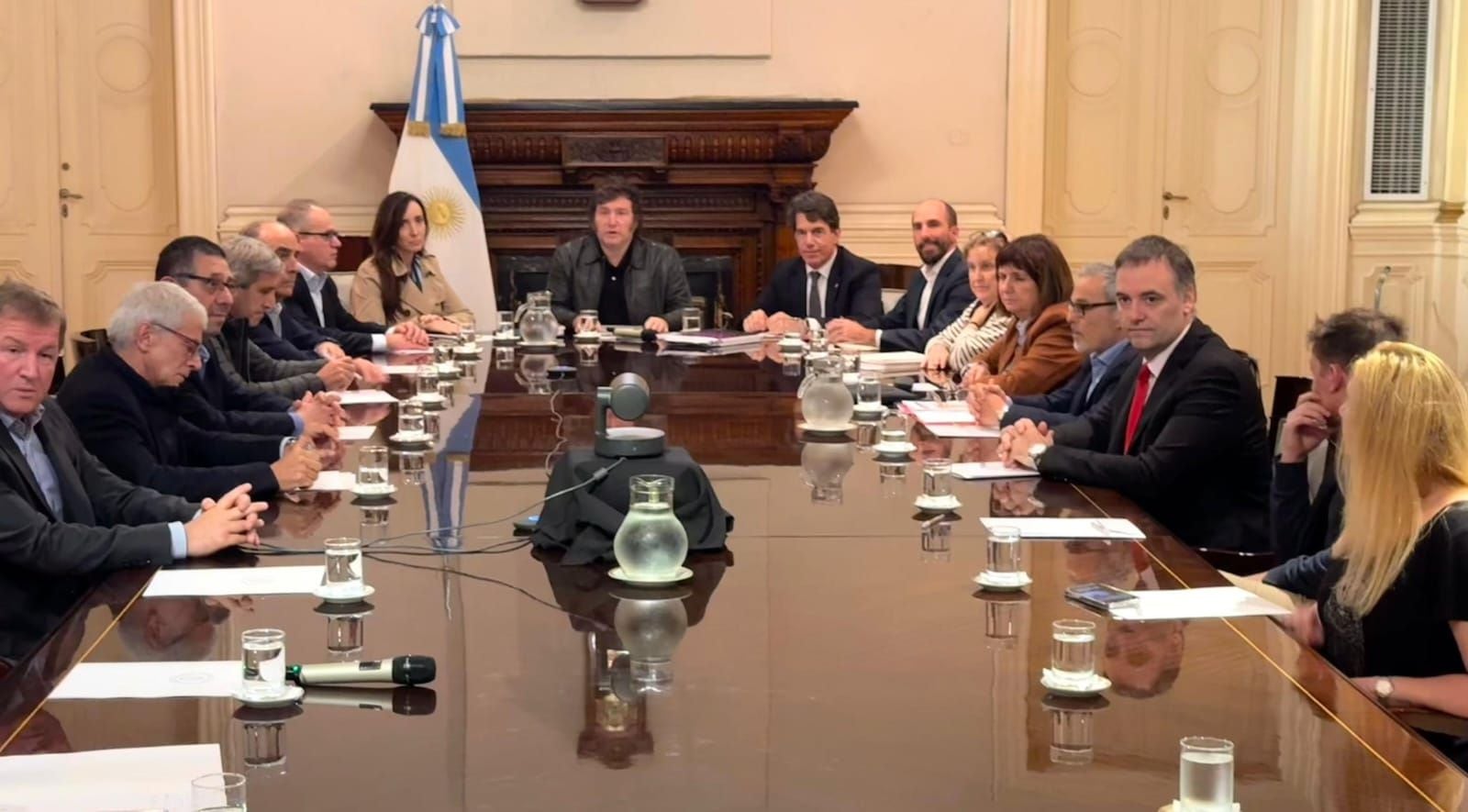 Javier Milei convocó a una reunión del Comité de Crisis, de la que participó el embajador israelí en el país, Eyal Sela y el Gabinete de Ministros (Foto: EFE/ Presidencia de Argentina) 