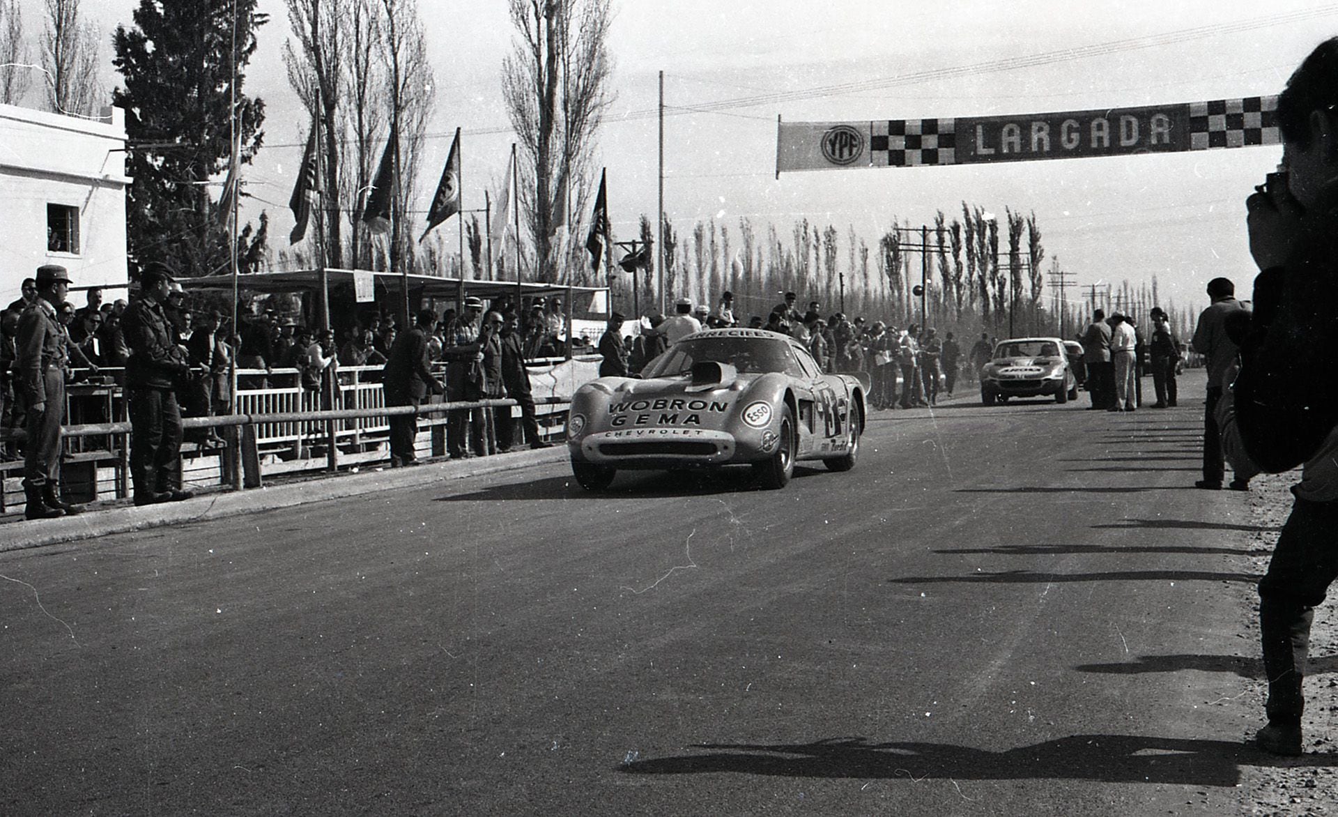 El Trueno Naranja cruzando la meta. Pairetti logró cinco triunfos con el Sport Prototipo (Gentileza Alejandro de Brito) 