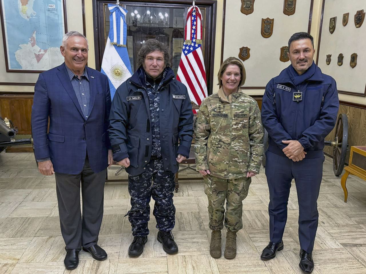 Javier Milei junto a la Jefa del Comando Sur de los Estados Unidos, Laura Richardson, el embajador de Estados Unidos en Argentina, Marc Stanley, y el ministro de Defensa, Luis Petri