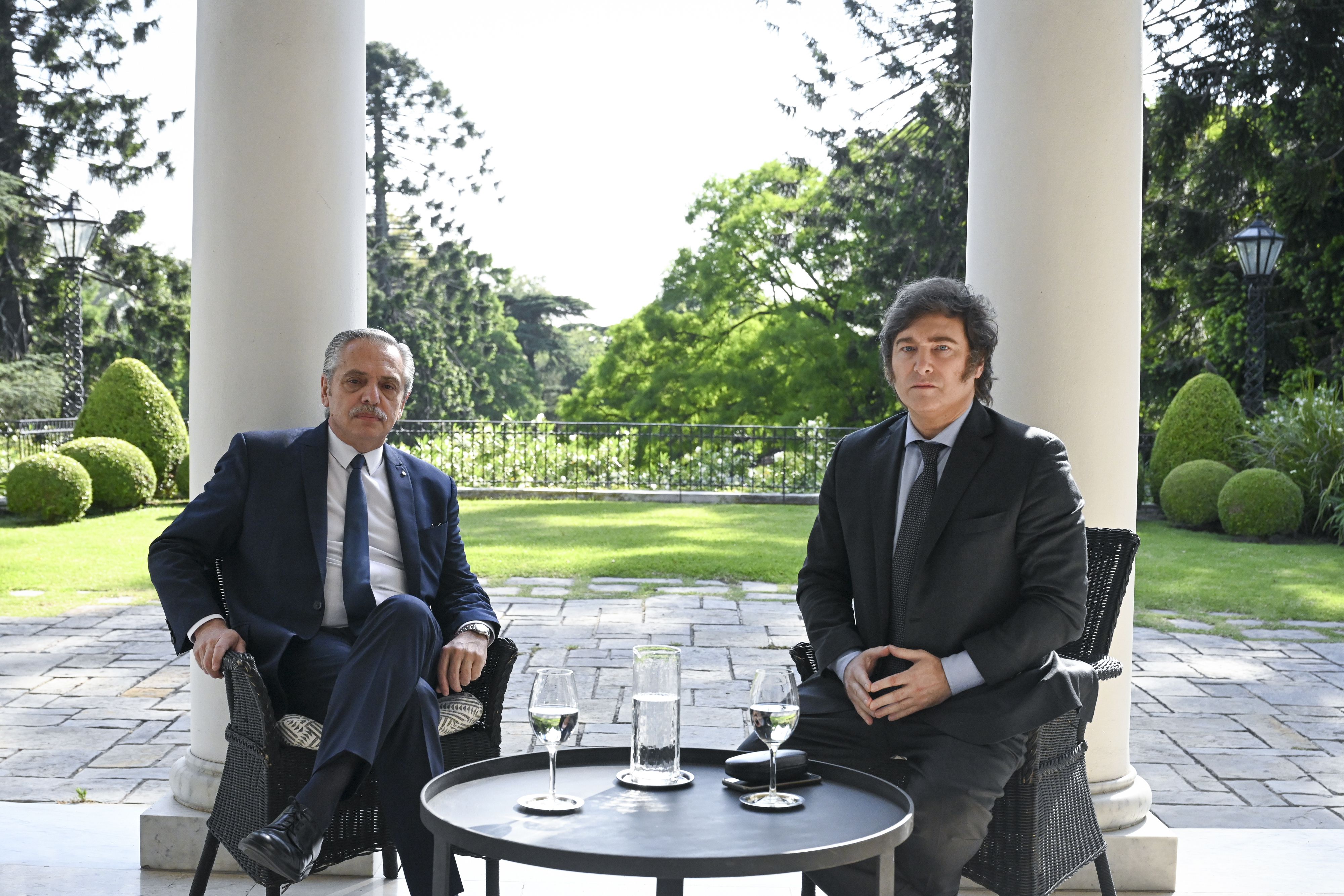 Alberto Fernández y Javier Milei en la Quinta de Olivos (María Eugenia Cerutti/Presidencia Argentina vía AP)
