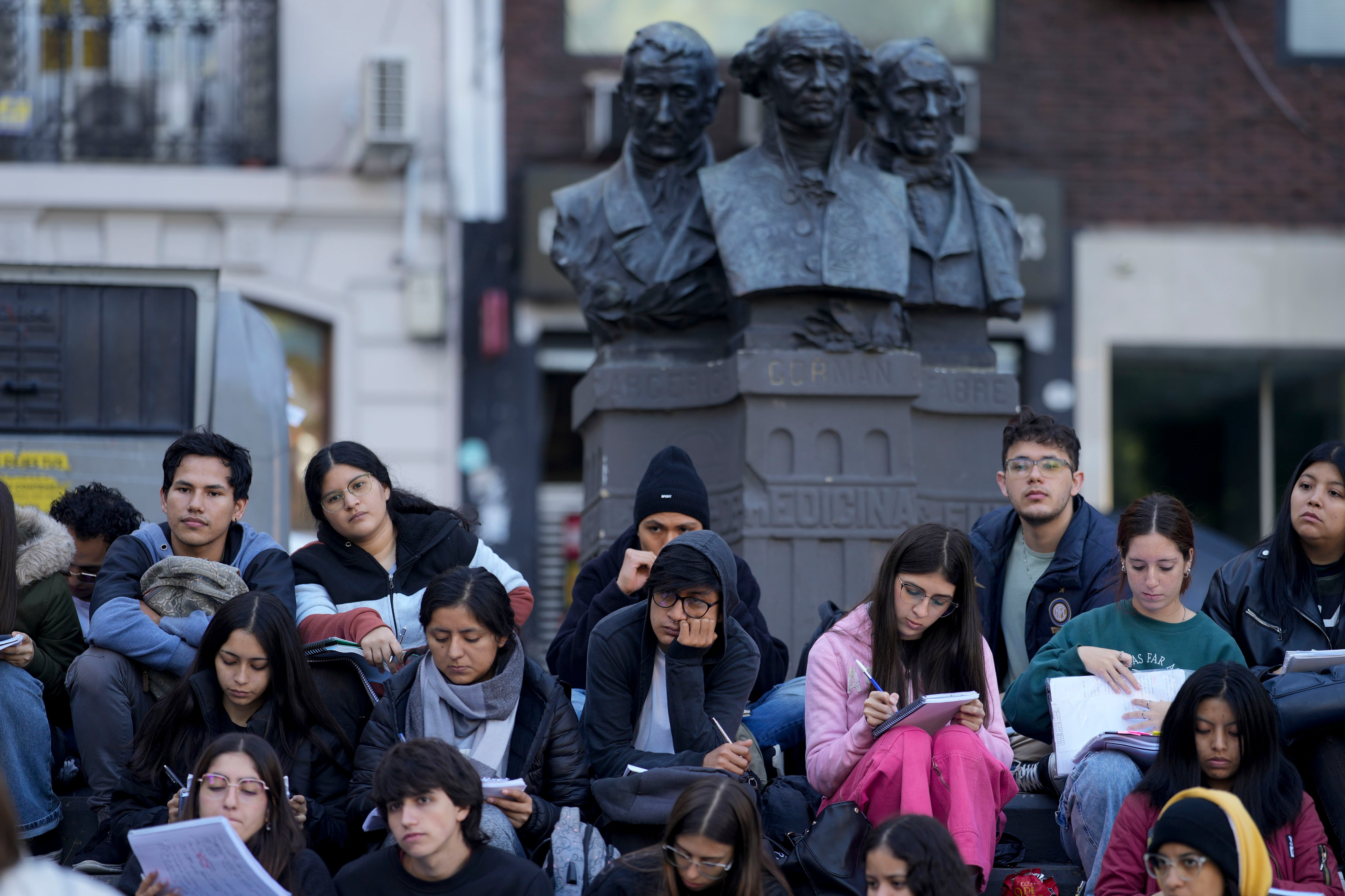 Estudiantes de la Universidad de Buenos Aires (UBA) toman clase en la calle (AP Foto/Natacha Pisarenko)