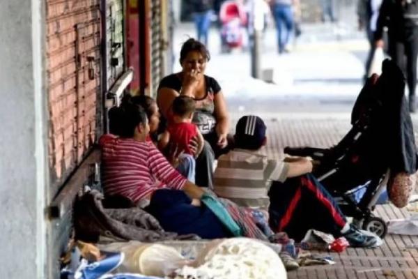 La Argentina sumó 3,2 millones de pobres en tres meses de Milei y la pobreza roza el 52%