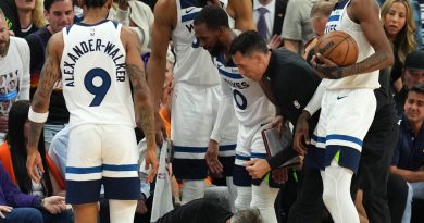 La escena más insólita en la NBA: un jugador salió fuera de la cancha, chocó contra su entrenador y lo lesionó de gravedad