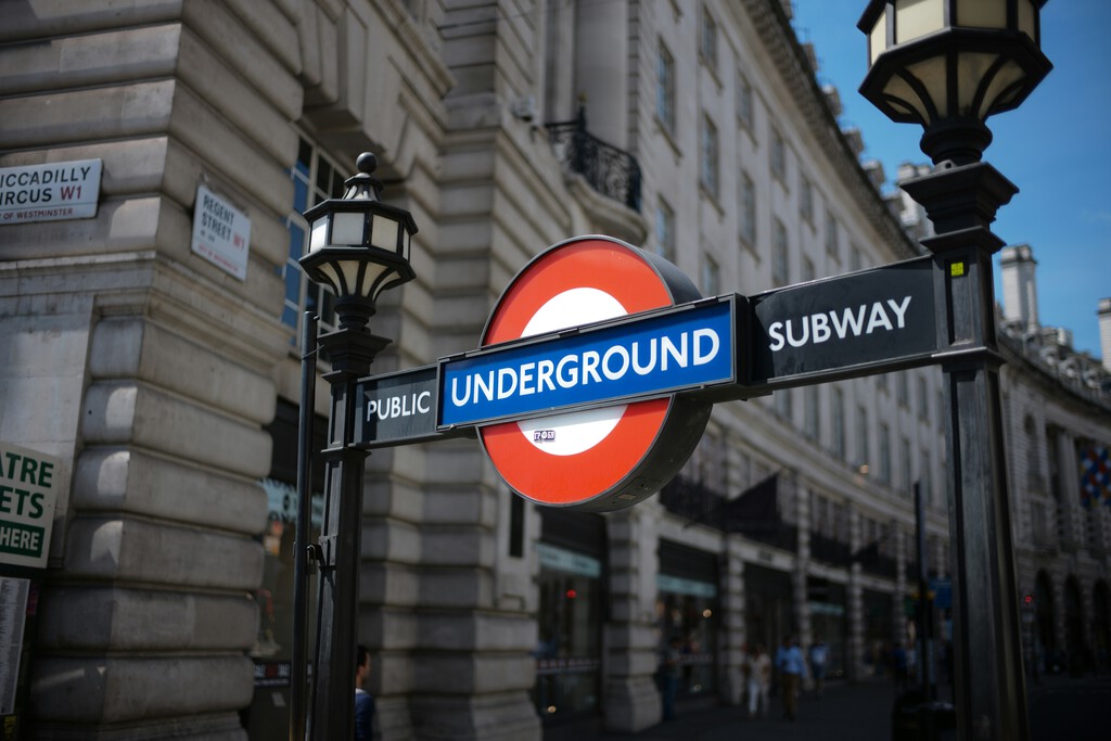 La historia del primer ferrocarril subterráneo del mundo y cómo acabó convirtiéndose en el Metro de Londres