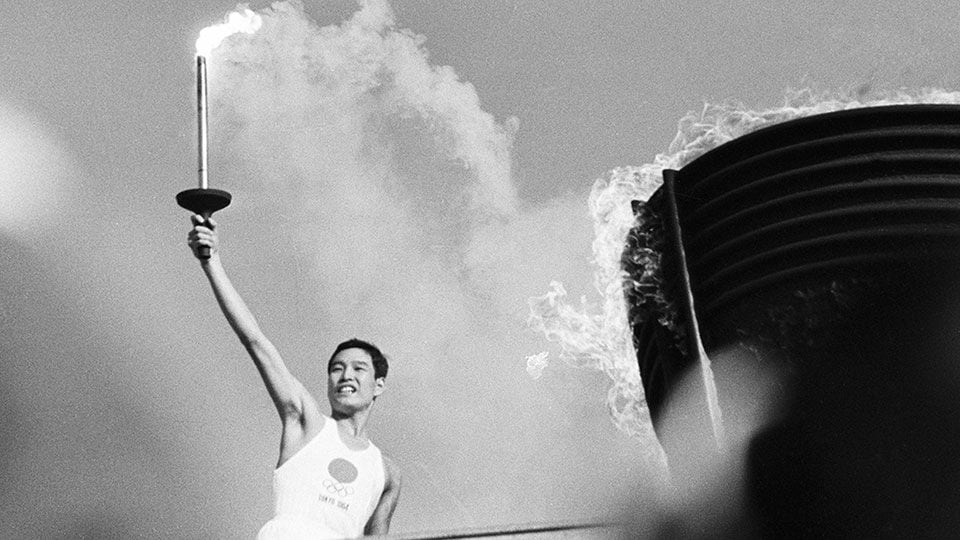 Yoshinori Sakai fue considerado un símbolo de paz tras encender el pebetero en los Juegos Olímpicos de Tokio en 1964.