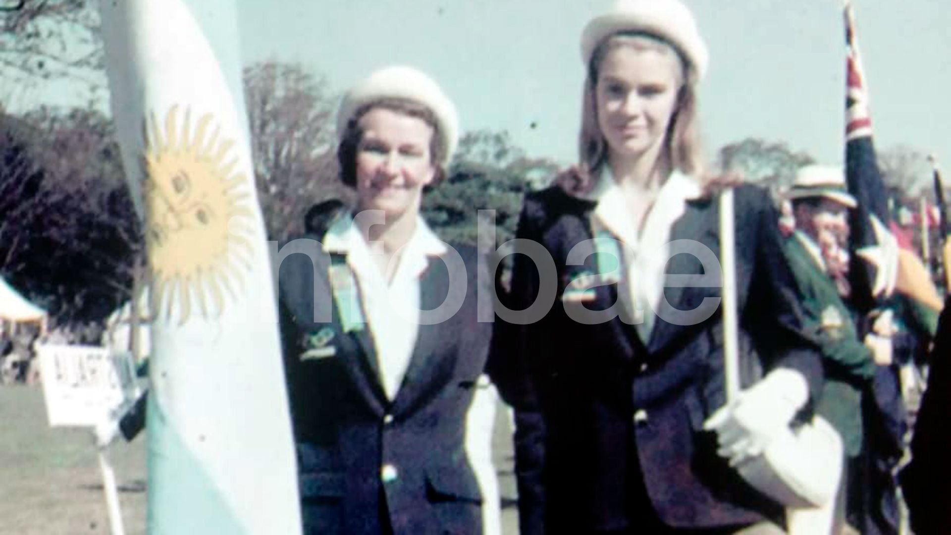 Jeanette Campbell y Susada Peper en la ceremonia de Tokio 64