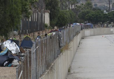 La impactante historia de los inmigrantes en Los Ángeles que viven entre una autopista y un arroyo