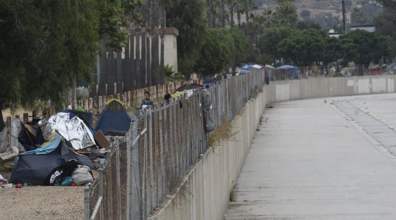 La impactante historia de los inmigrantes en Los Ángeles que viven entre una autopista y un arroyo