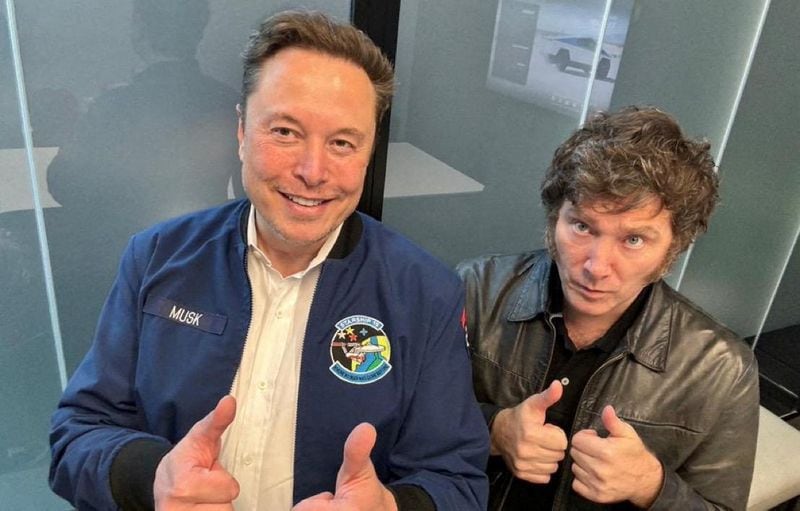 Javier Milei posa junto a Elon Musk durante la reunión que mantuvieron en la planta de Tesla en Austin (Texas)