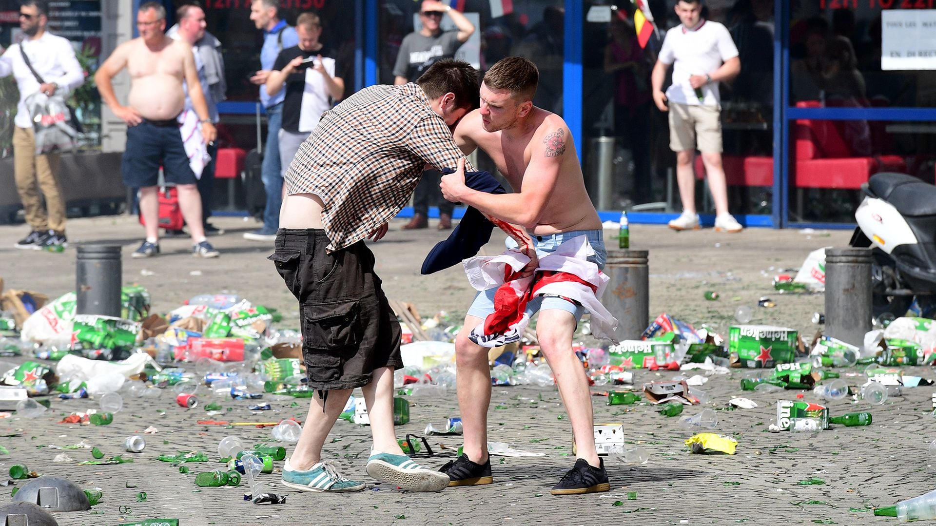 Una de las tantas batallas callejeras protagonizadas por los holligans durante la Eurocopa (AFP)
