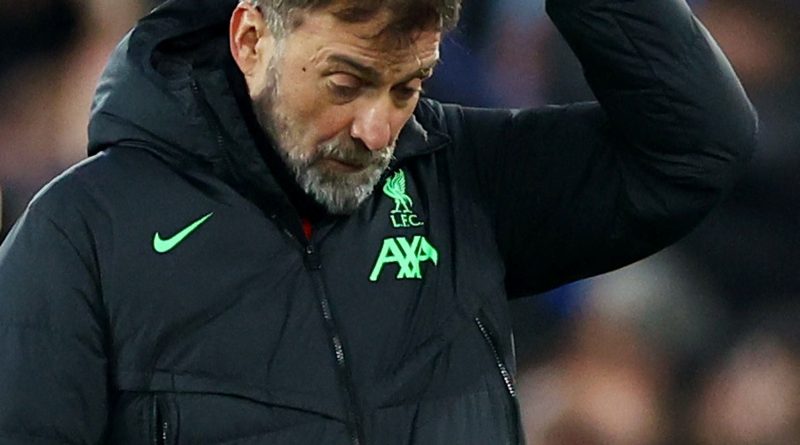 Liverpool sufrió una derrota histórica y se complicó en la pelea por la Premier League: de la burla del Everton a las disculpas de Kloop