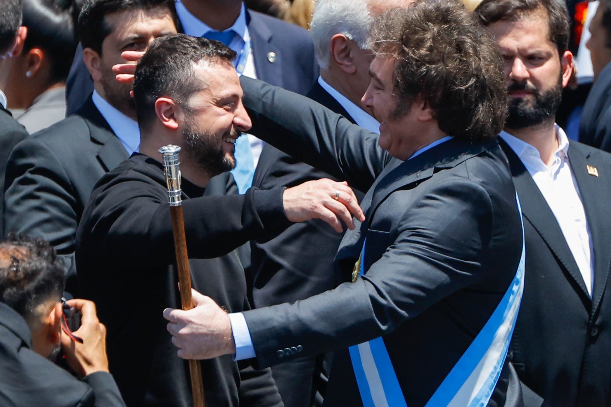 Javier Milei junto a Volodomir Zelenzky, presidente de Ucrania. El Gobierno argentino consolida el giro geopolítico y ejecuta una “modernización” de las Fuerzas Armadas para lograr el ingreso a la OTAN (EFE/ Juan Ignacio Roncoroni) 