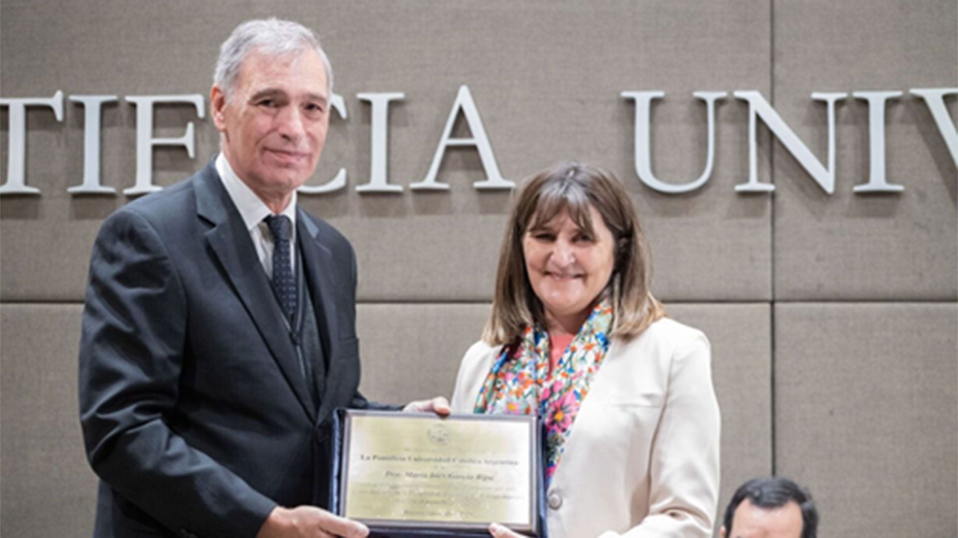 Michel Schiavone, rector de la UCA, y María Inés García Ripa, directora del área de Vida Universitaria