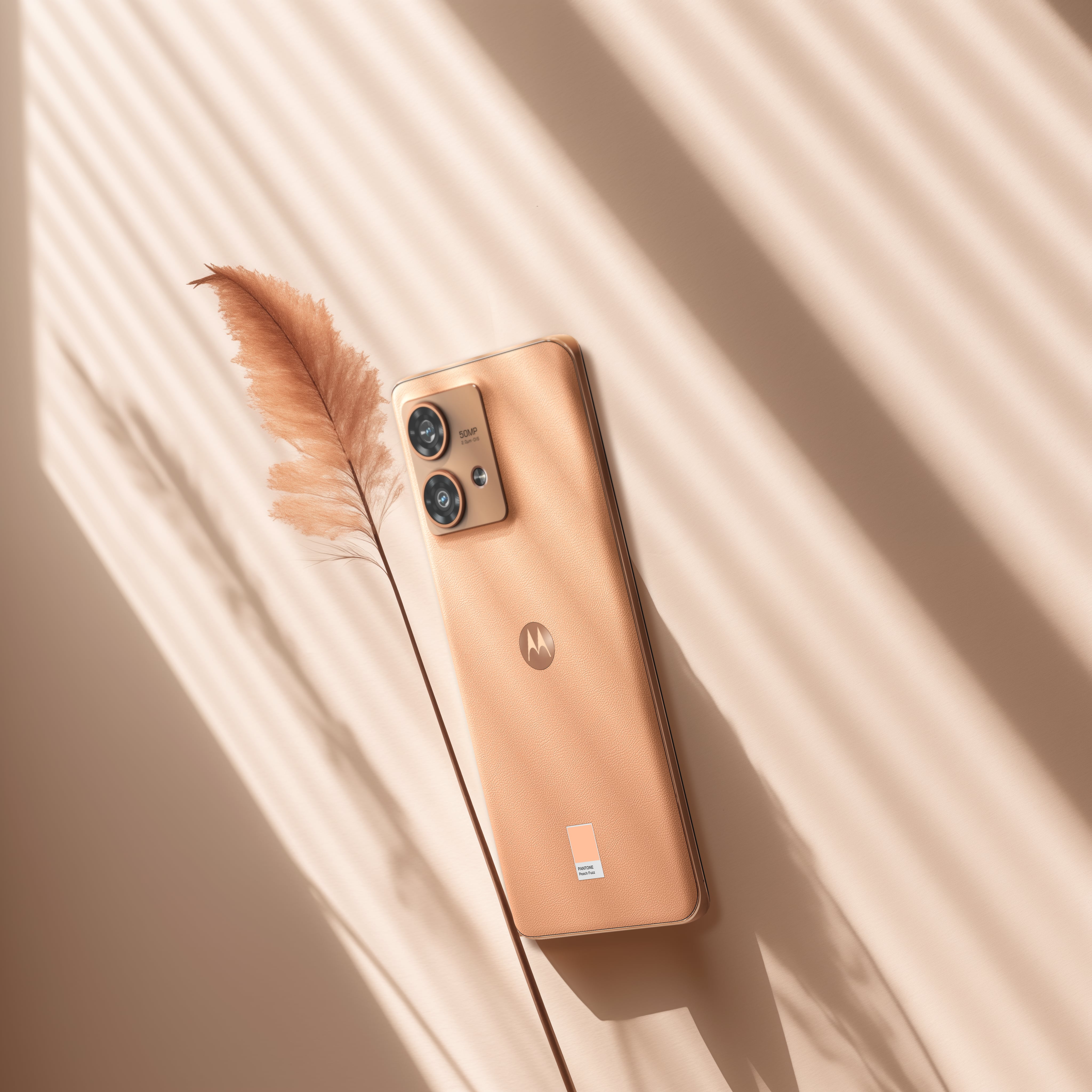 El dispositivo más costoso, el Motorola Edge 50 Ultra viene en el tono Peach Fuzz. (Motorola)
