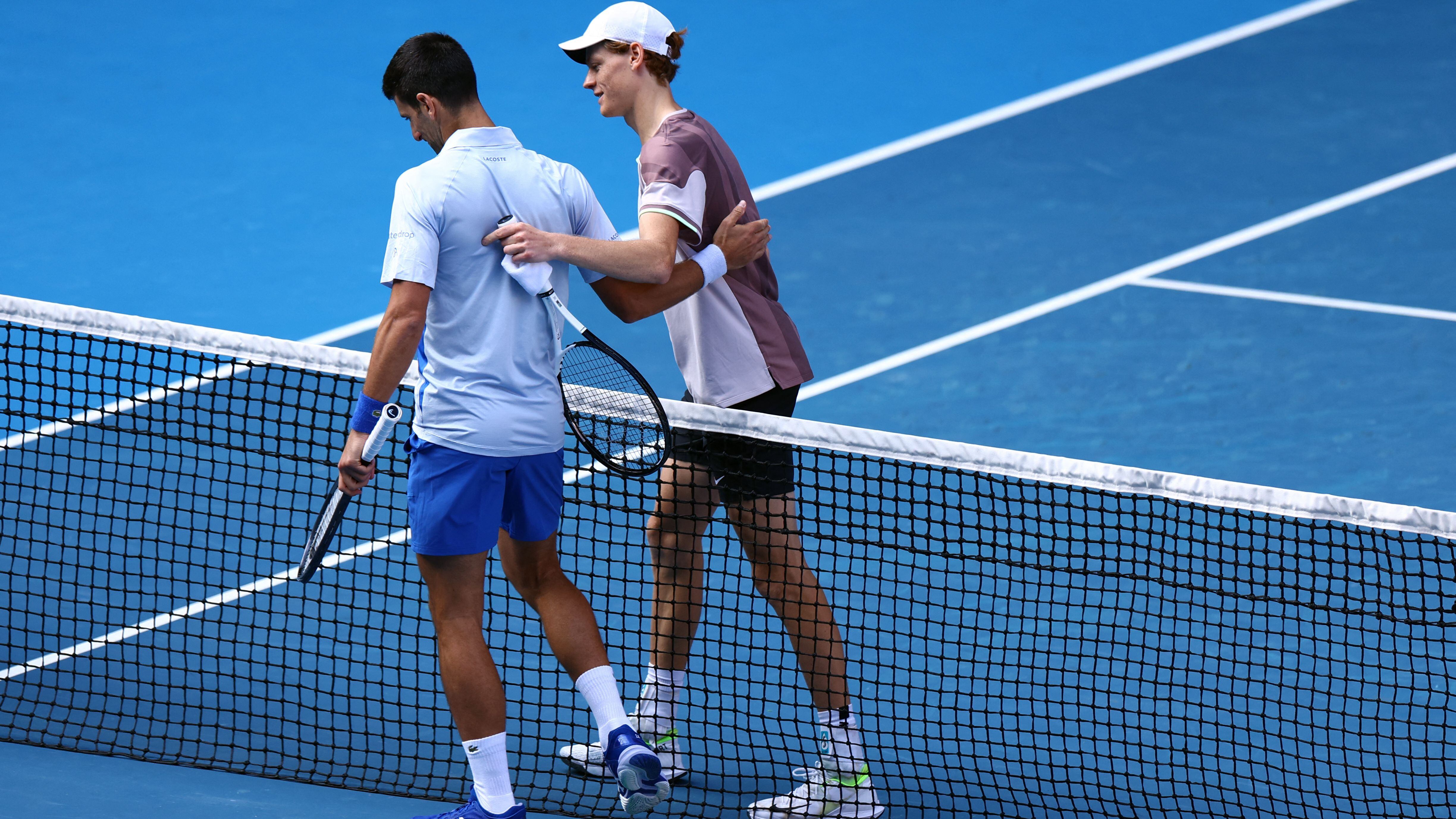 Djokovic se saluda con Sinner tras ser derrotado en el Abierto de Australia