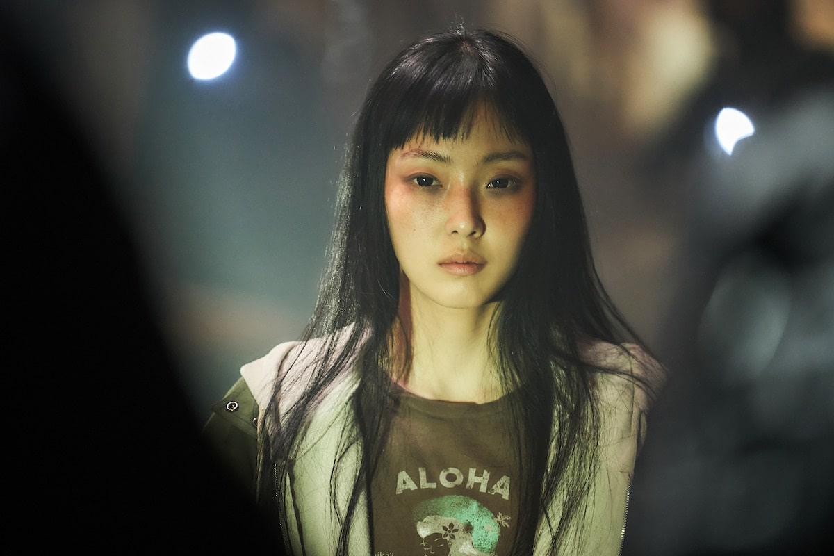 Jeon So-nee com Jeong Su-in en Parasyte: Los grises