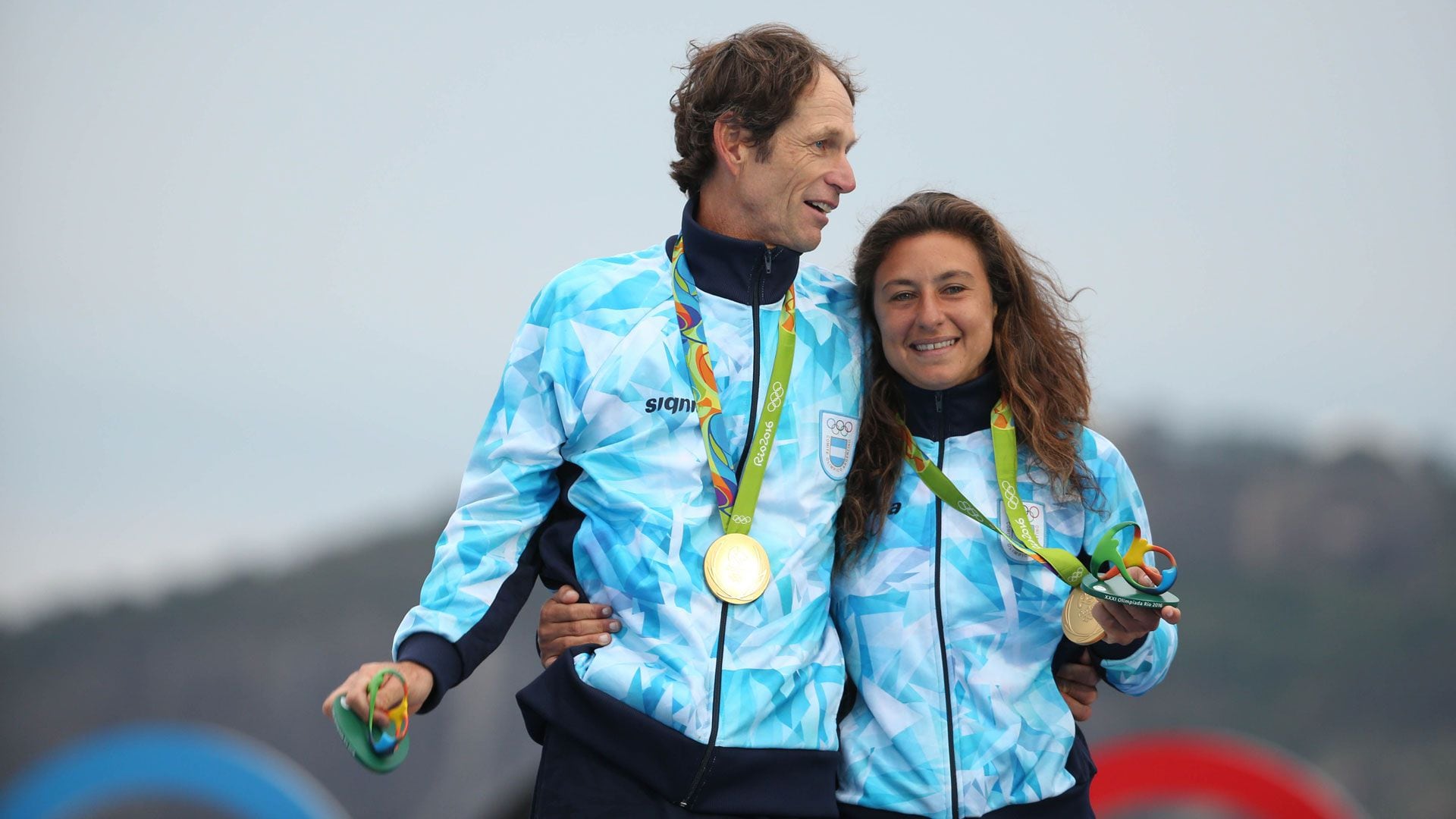Santiago Lange obtuvo su tercera medalla en un Juego Olímpico. Junto a él, Cecilia Carranza ganadora del Oro en Río 2016. (Télam)
