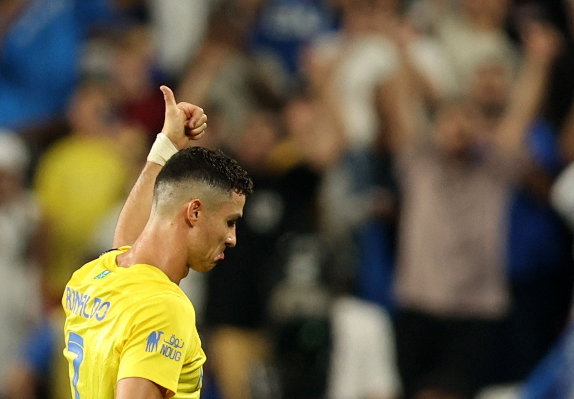 Cristiano Ronaldo recibió una sanción por su última polémica dentro del campo (Reuters)