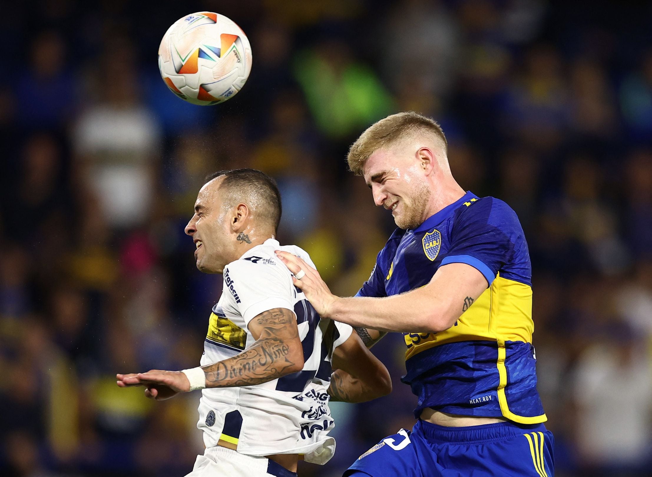 Valentini marca a Luis de la Cruz en el choque ante Sportivo Trinidense, por la Copa Sudamericana (REUTERS/Agustin Marcarian)