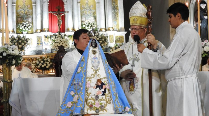 Un obispo de Catamarca bendijo a una Virgen que tenía un manto con la imagen de Milei abrazando al papa Francisco