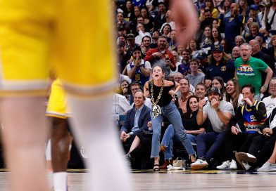 Una fanática le gritó “maldito llorón” a LeBron James y la estrella de los Lakers reaccionó con un gesto que dio que hablar en la NBA
