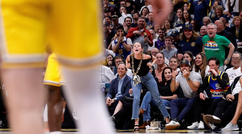 Una fanática le gritó “maldito llorón” a LeBron James y la estrella de los Lakers reaccionó con un gesto que dio que hablar en la NBA