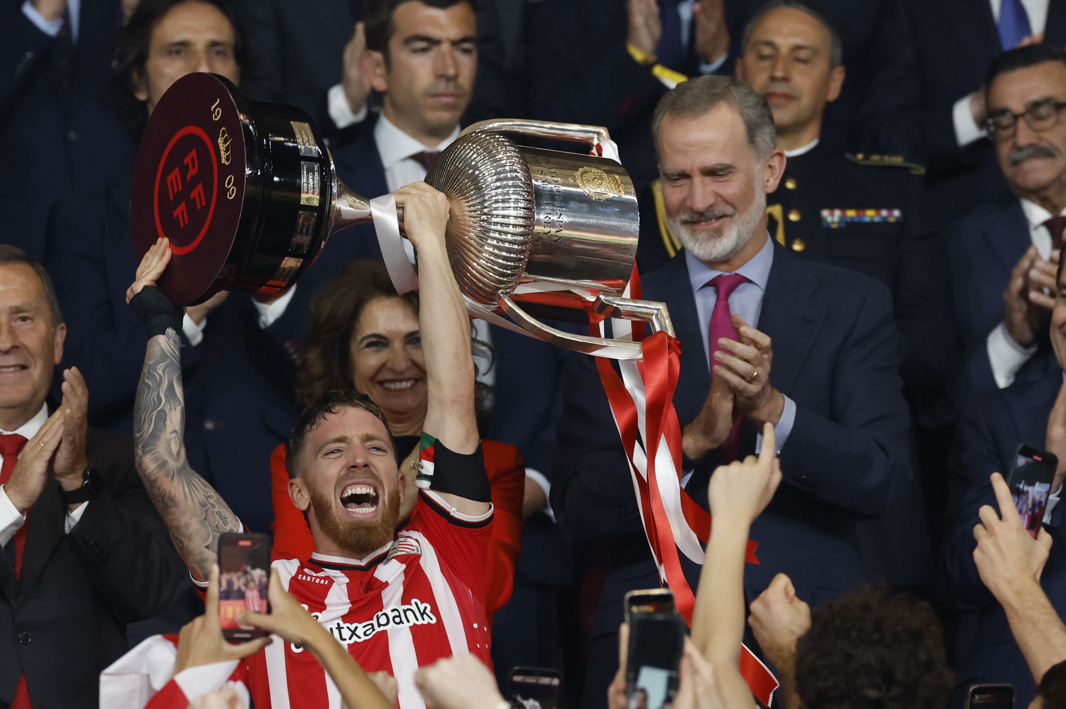 El capitán del Athletic Club, Iker Muniaim, levanta el trofeo que les acredita campeones de la Copa del Rey. (EFE / Julio Muñoz) 