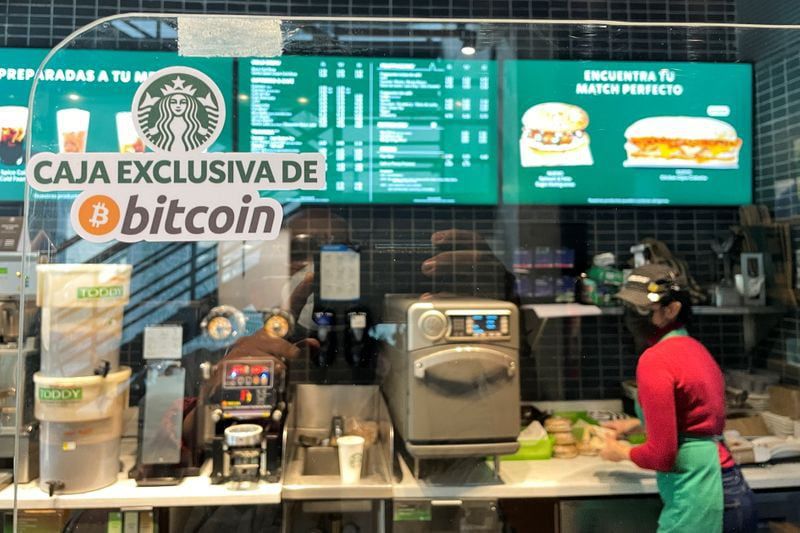  Un letrero dice "caja exclusiva de bitcoin" en una tienda Starbucks donde se acepta la criptomoneda como método de pago, en San Salvador, El Salvador. (REUTERS/Jose Cabezas)