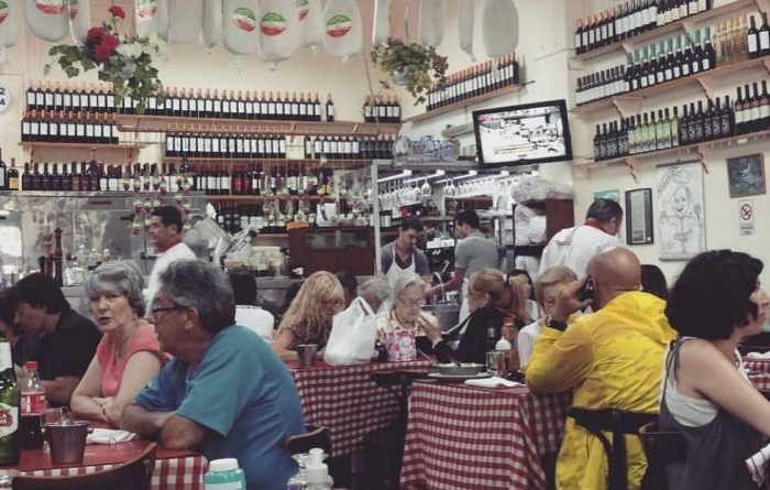 El bodegón porteño emblemático que está en Boedo hace casi 100 años, atendido siempre por la misma familia y prepara los mejores platos italianos