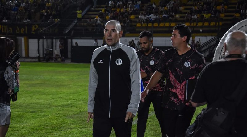 El emotivo testimonio del DT argentino que dirige mientras lucha contra el cáncer: “Estoy medio atado con alambre, pero el fútbol ayuda”