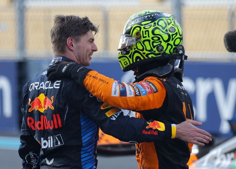 El saludo de Verstappen con Lando Norris después que terminó el Gran Premio de Miami (REUTERS/Brian Snyder)