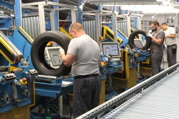 El Gobierno anunció la reducción de aranceles en la importación de neumáticos, heladeras y lavarropas
