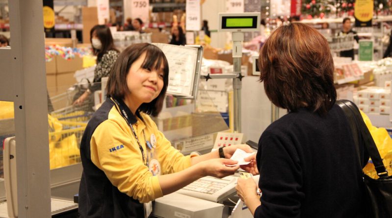 En Japón es común abusar de los trabajadores cara al público. Así que el gobierno prepara una ley pionera para evitarlo