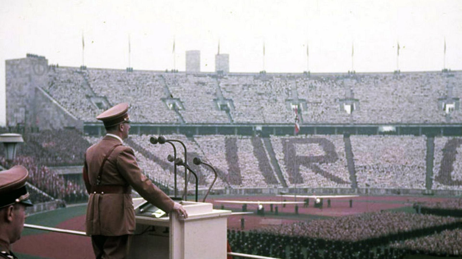Adolf Hitler en el estadio olímpico de Berlín durante los JJOO de 1936