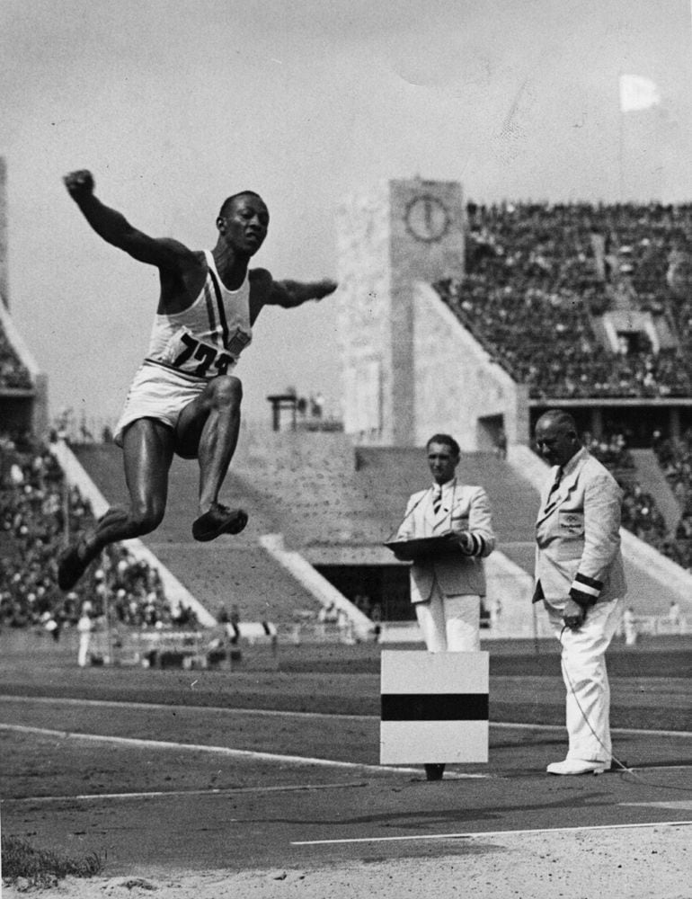El atleta afroamericano Jesse Owens ganó cuatro medallas de oro en los Juegos Olímpicos de Berlín