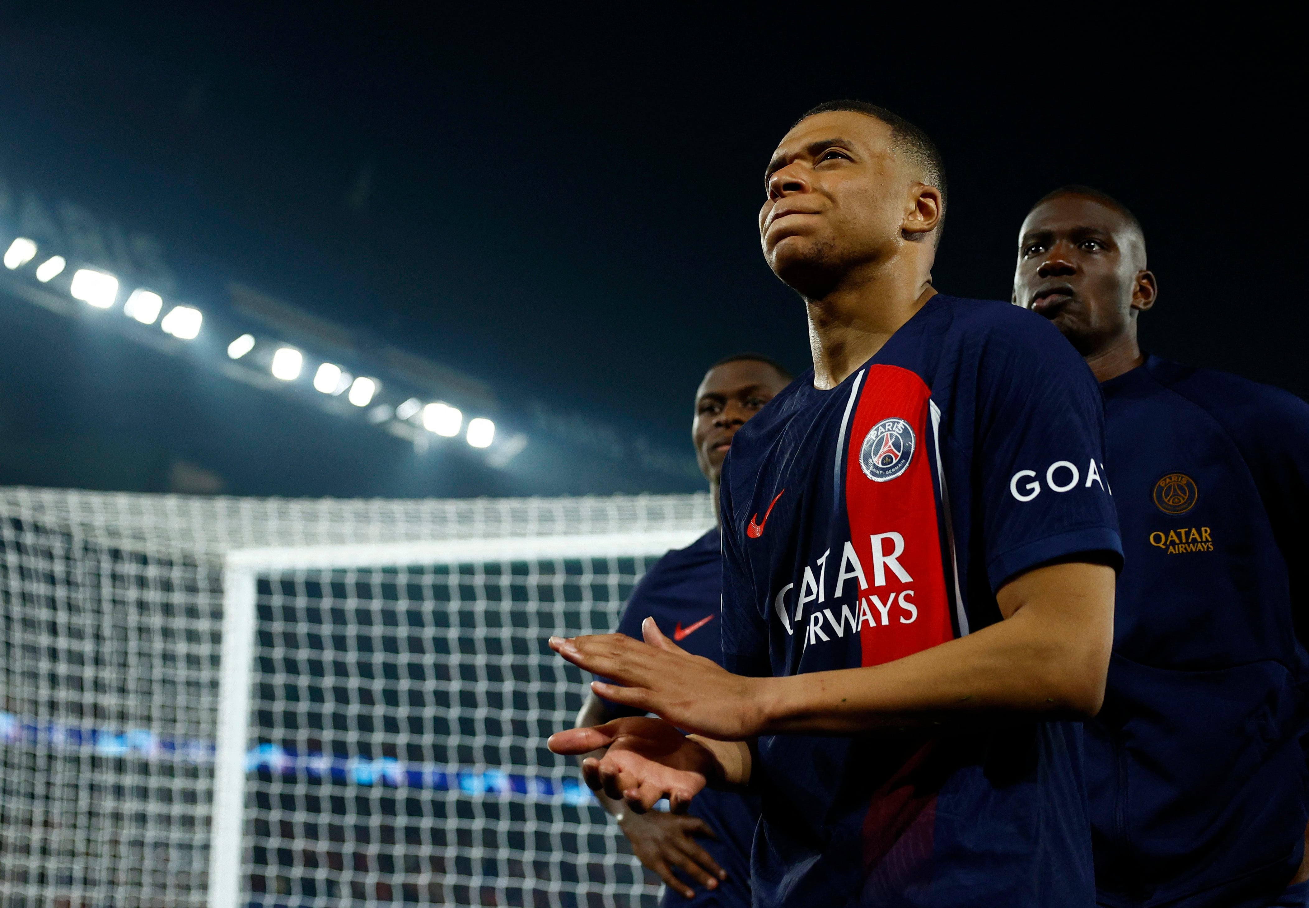 Kylian Mbappé mira con desilusión hacia la tribuna del PSG tras la dura eliminación de local ante el Dortmund (REUTERS/Sarah Meyssonnier)