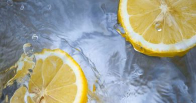 No solo ayuda a la digestión: los 4 beneficios a la salud de tomar jugo de limón